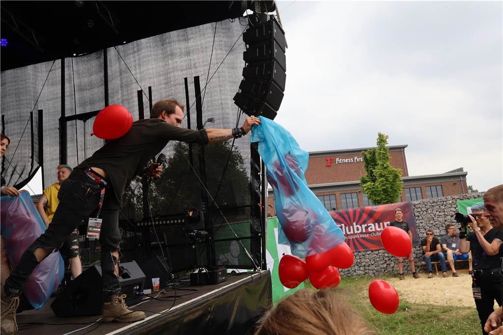 Auch am zweiten Tag (3.8.) des Red Balloon Festivals am Dorstener Leo wurde mit den Bands zusammen gefeiert.