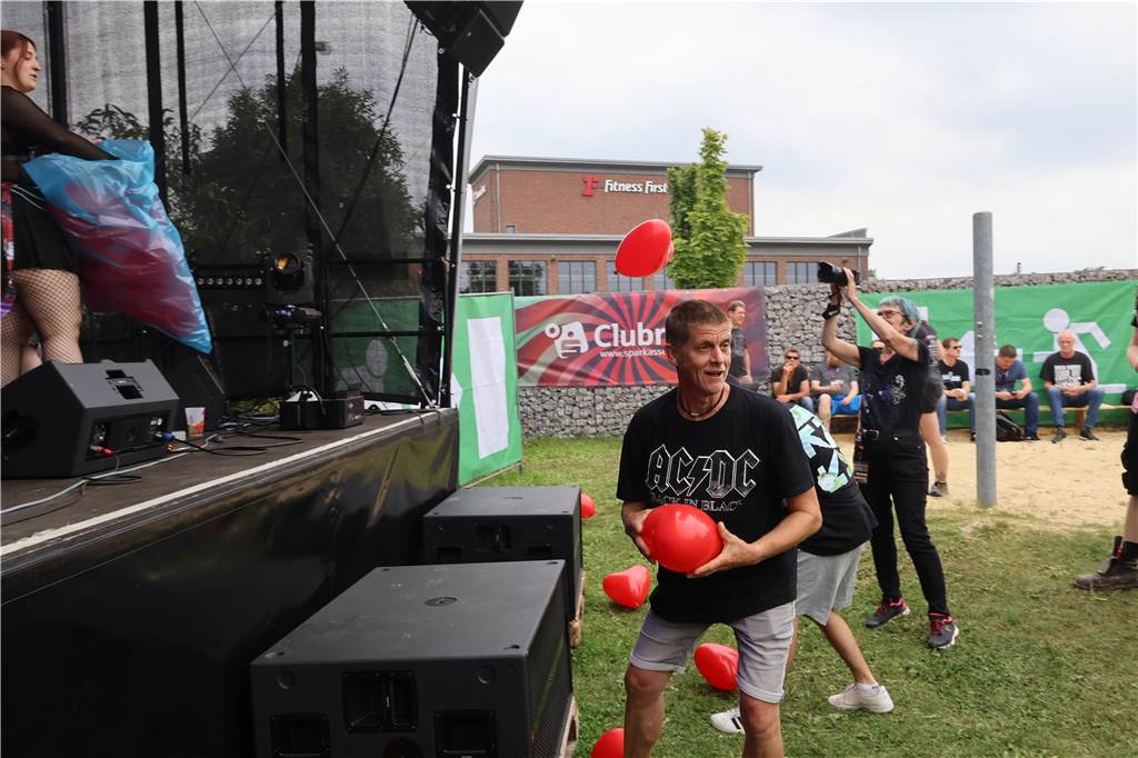 Auch am zweiten Tag (3.8.) des Red Balloon Festivals am Dorstener Leo wurde mit den Bands zusammen gefeiert.