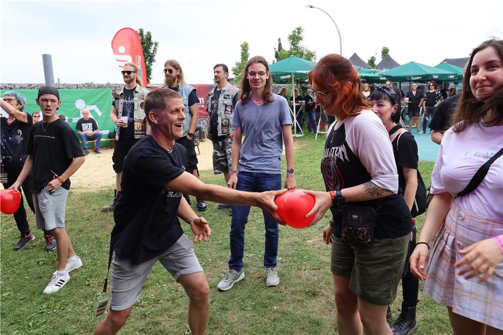 Auch am zweiten Tag (3.8.) des Red Balloon Festivals am Dorstener Leo wurde mit den Bands zusammen gefeiert.