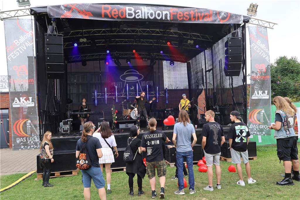 Auch am zweiten Tag (3.8.) des Red Balloon Festivals am Dorstener Leo wurde mit den Bands zusammen gefeiert.