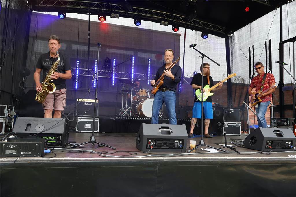 Auch am zweiten Tag (3.8.) des Red Balloon Festivals am Dorstener Leo wurde mit den Bands zusammen gefeiert.