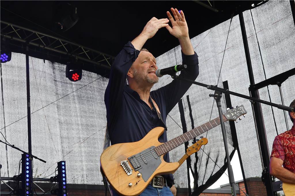 Auch am zweiten Tag (3.8.) des Red Balloon Festivals am Dorstener Leo wurde mit den Bands zusammen gefeiert.