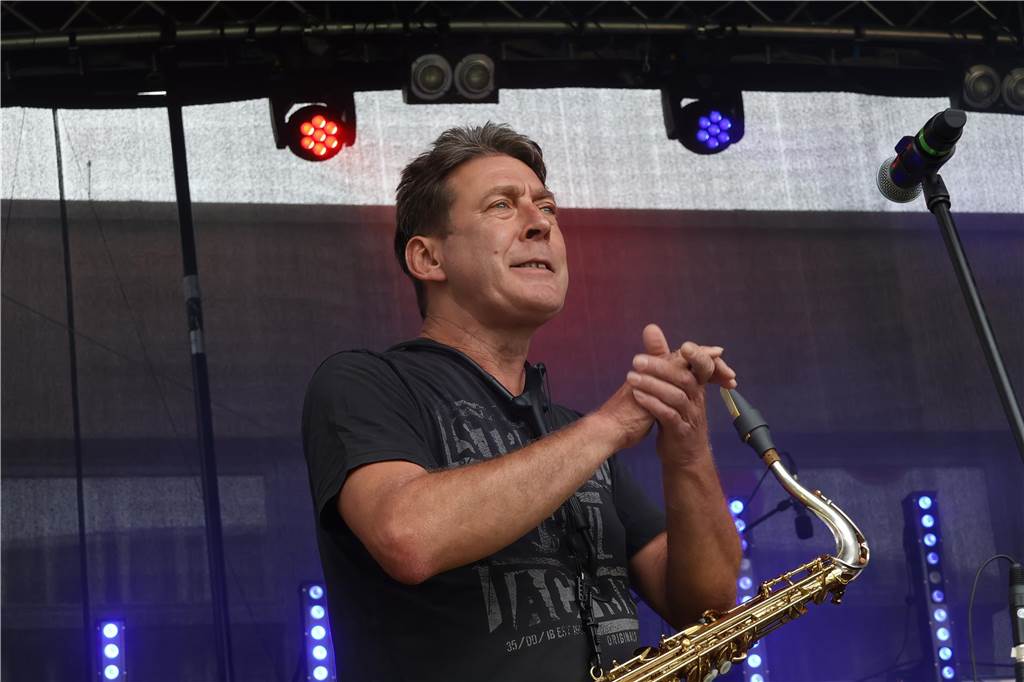 Auch am zweiten Tag (3.8.) des Red Balloon Festivals am Dorstener Leo wurde mit den Bands zusammen gefeiert.