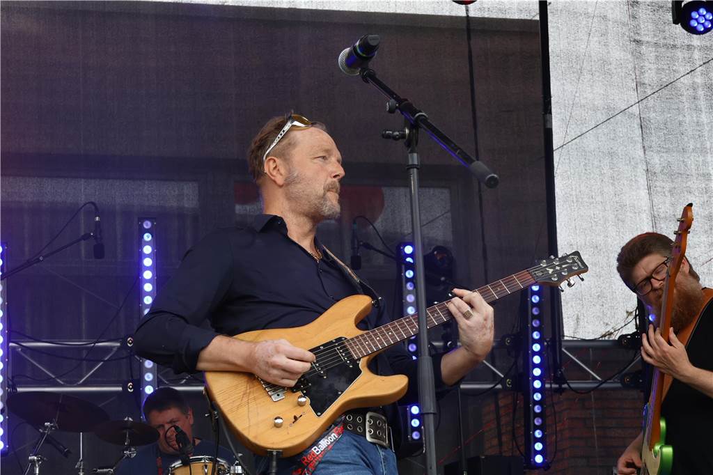 Auch am zweiten Tag (3.8.) des Red Balloon Festivals am Dorstener Leo wurde mit den Bands zusammen gefeiert.