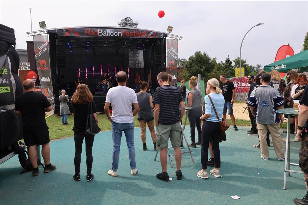 Auch am zweiten Tag (3.8.) des Red Balloon Festivals am Dorstener Leo wurde mit den Bands zusammen gefeiert.