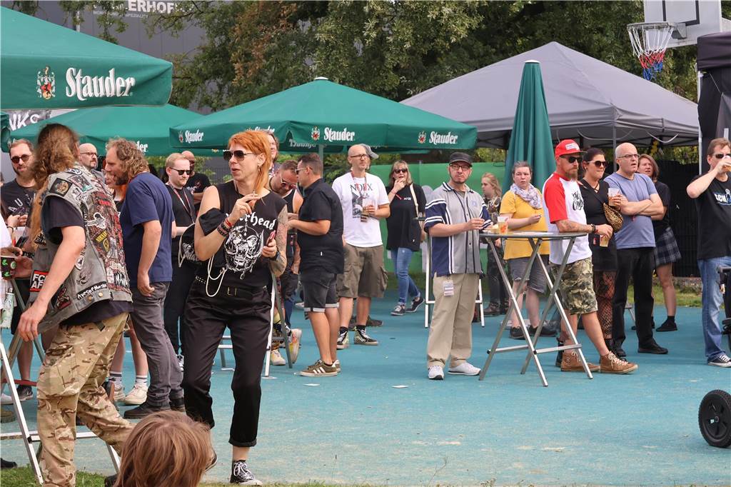 Auch am zweiten Tag (3.8.) des Red Balloon Festivals am Dorstener Leo wurde mit den Bands zusammen gefeiert.