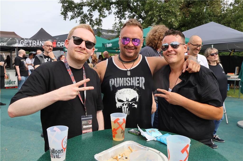 Auch am zweiten Tag (3.8.) des Red Balloon Festivals am Dorstener Leo wurde mit den Bands zusammen gefeiert.