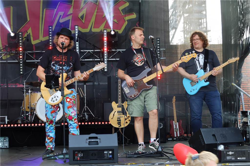 Auch am zweiten Tag (3.8.) des Red Balloon Festivals am Dorstener Leo wurde mit den Bands zusammen gefeiert.