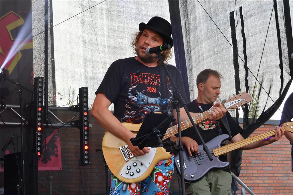 Auch am zweiten Tag (3.8.) des Red Balloon Festivals am Dorstener Leo wurde mit den Bands zusammen gefeiert.