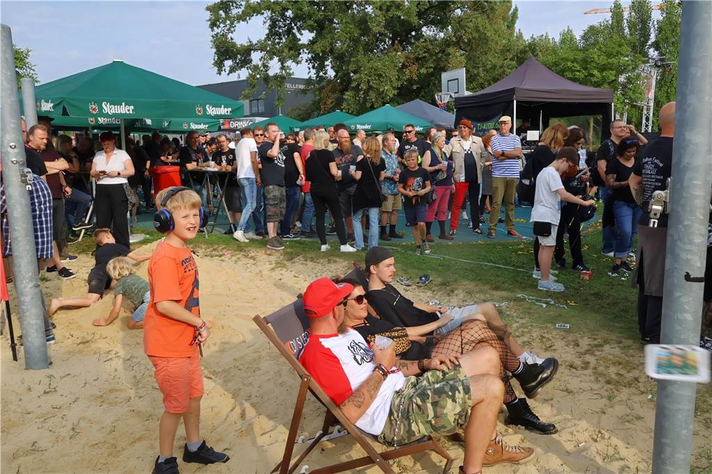Auch am zweiten Tag (3.8.) des Red Balloon Festivals am Dorstener Leo wurde mit den Bands zusammen gefeiert.
