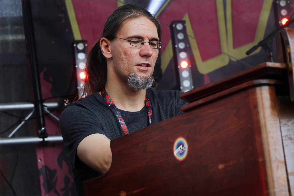 Auch am zweiten Tag (3.8.) des Red Balloon Festivals am Dorstener Leo wurde mit den Bands zusammen gefeiert.