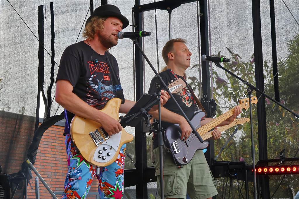 Auch am zweiten Tag (3.8.) des Red Balloon Festivals am Dorstener Leo wurde mit den Bands zusammen gefeiert.