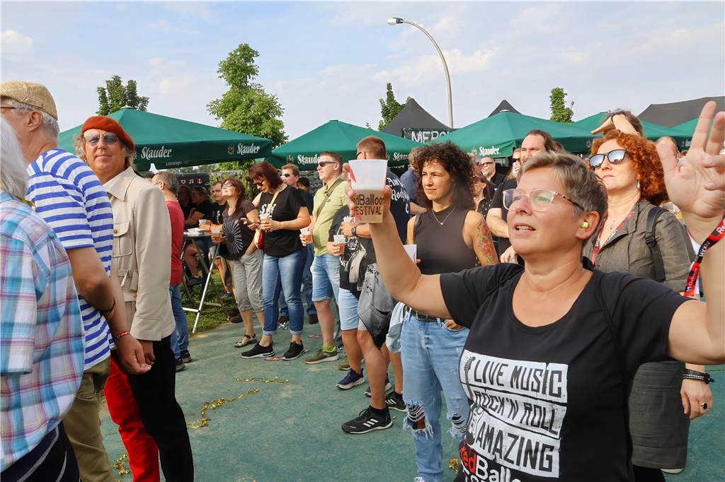 Auch am zweiten Tag (3.8.) des Red Balloon Festivals am Dorstener Leo wurde mit den Bands zusammen gefeiert.