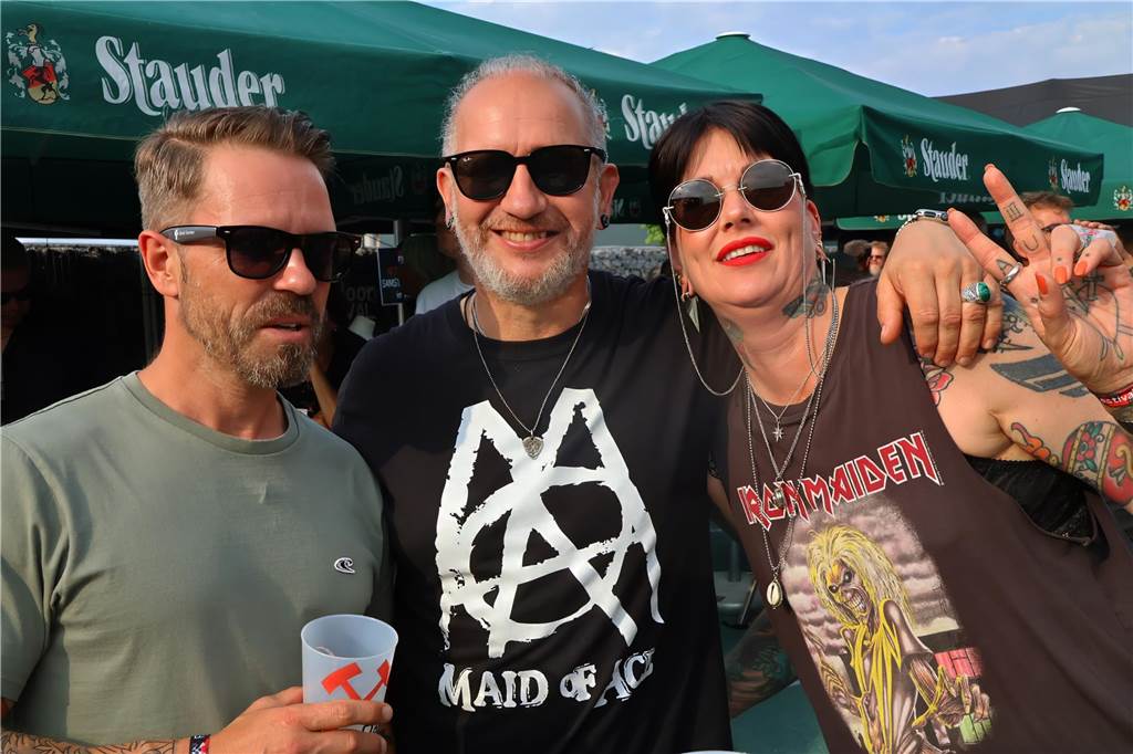 Auch am zweiten Tag (3.8.) des Red Balloon Festivals am Dorstener Leo wurde mit den Bands zusammen gefeiert.