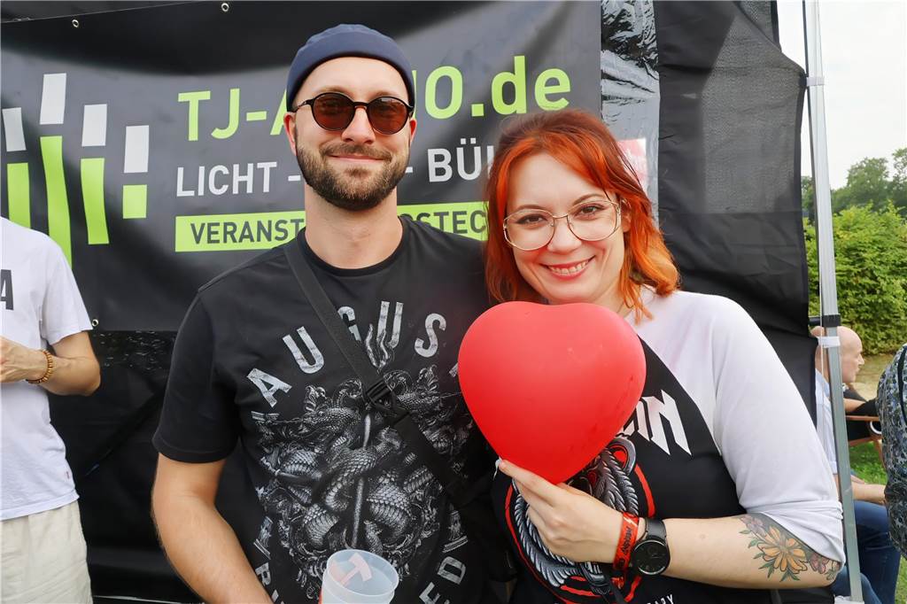 Auch am zweiten Tag (3.8.) des Red Balloon Festivals am Dorstener Leo wurde mit den Bands zusammen gefeiert.
