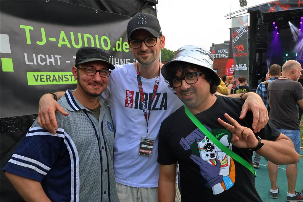 Auch am zweiten Tag (3.8.) des Red Balloon Festivals am Dorstener Leo wurde mit den Bands zusammen gefeiert.