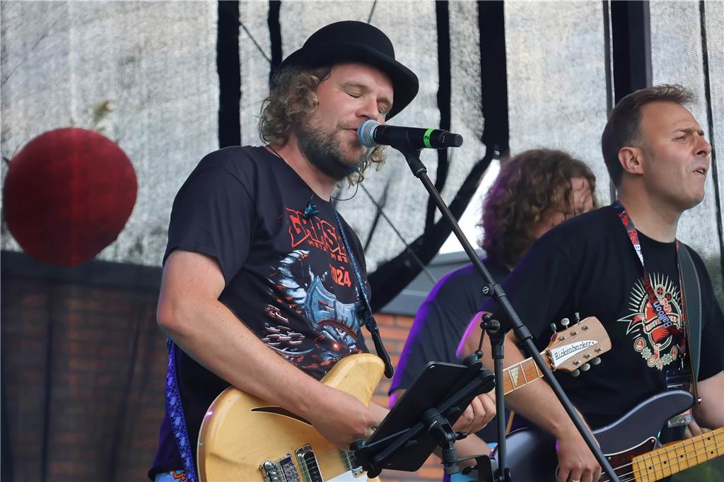 Auch am zweiten Tag (3.8.) des Red Balloon Festivals am Dorstener Leo wurde mit den Bands zusammen gefeiert.