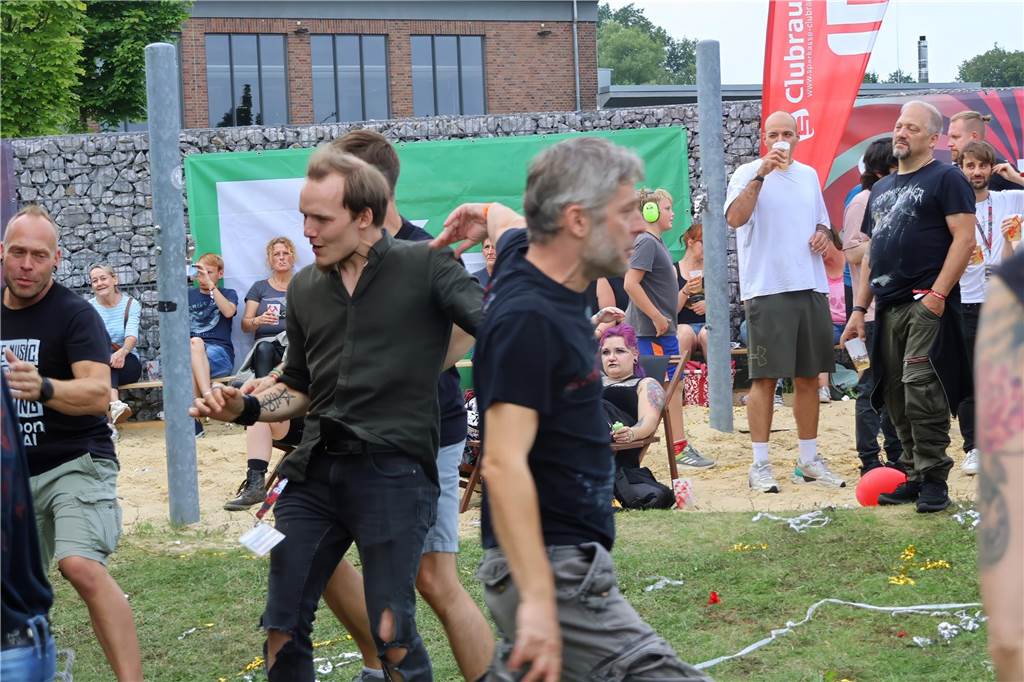 Auch am zweiten Tag (3.8.) des Red Balloon Festivals am Dorstener Leo wurde mit den Bands zusammen gefeiert.