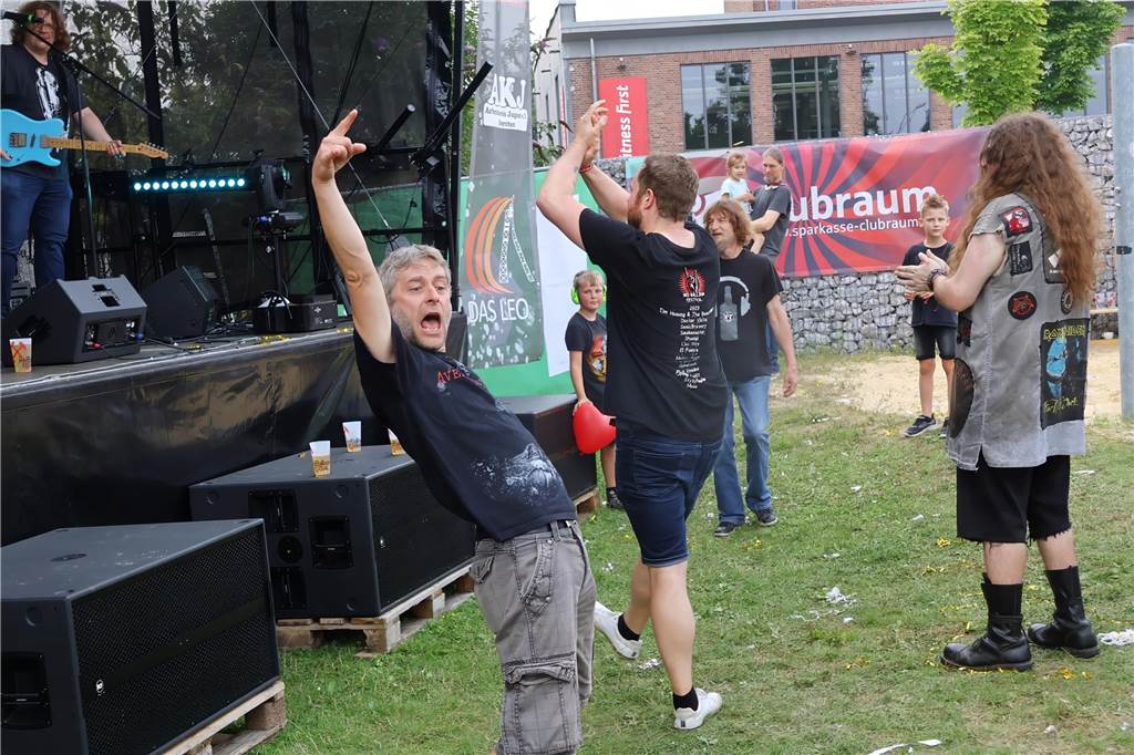 Auch am zweiten Tag (3.8.) des Red Balloon Festivals am Dorstener Leo wurde mit den Bands zusammen gefeiert.