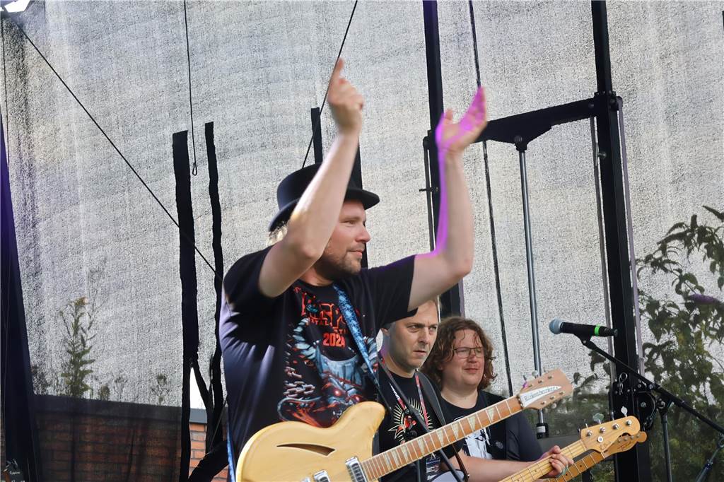 Auch am zweiten Tag (3.8.) des Red Balloon Festivals am Dorstener Leo wurde mit den Bands zusammen gefeiert.