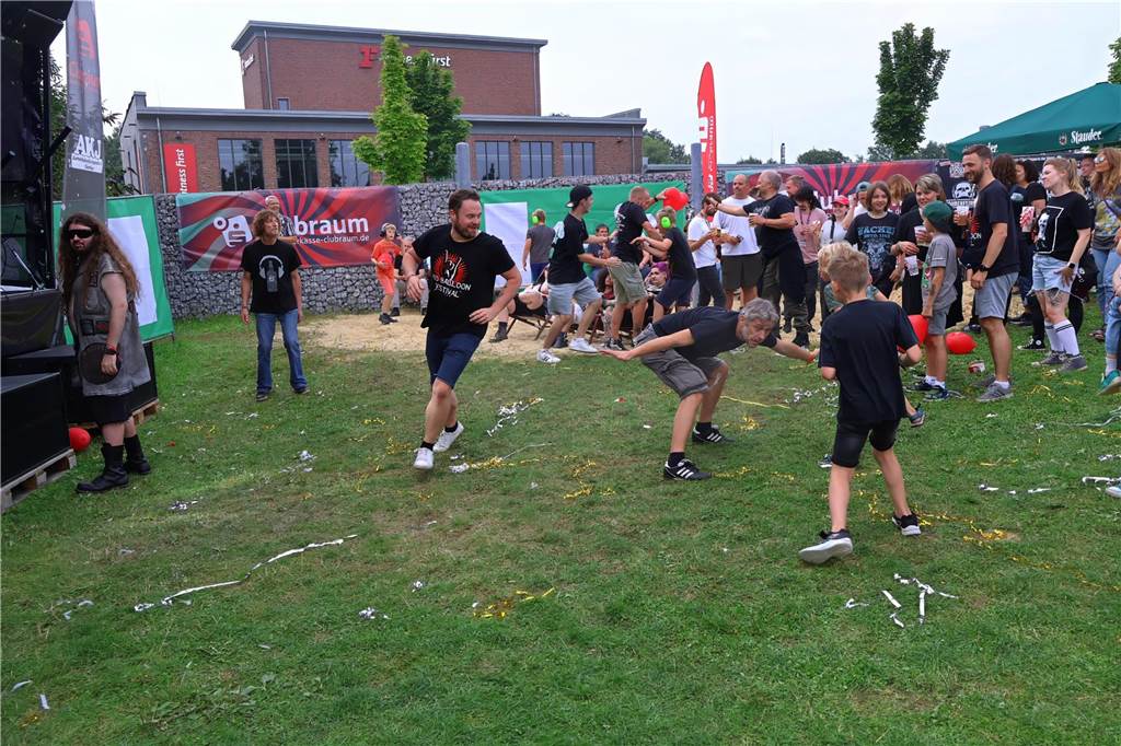 Auch am zweiten Tag (3.8.) des Red Balloon Festivals am Dorstener Leo wurde mit den Bands zusammen gefeiert.