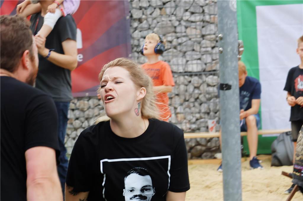 Auch am zweiten Tag (3.8.) des Red Balloon Festivals am Dorstener Leo wurde mit den Bands zusammen gefeiert.