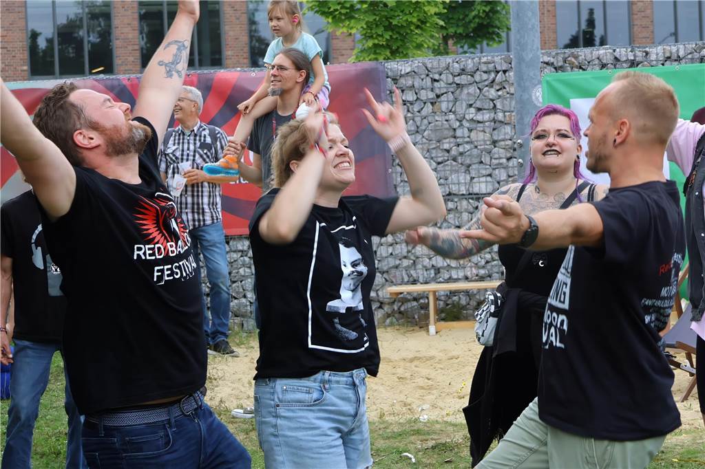 Auch am zweiten Tag (3.8.) des Red Balloon Festivals am Dorstener Leo wurde mit den Bands zusammen gefeiert.