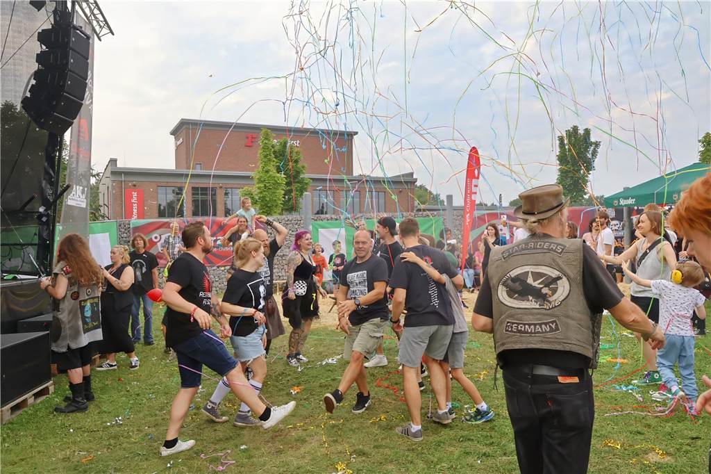 Auch am zweiten Tag (3.8.) des Red Balloon Festivals am Dorstener Leo wurde mit den Bands zusammen gefeiert.