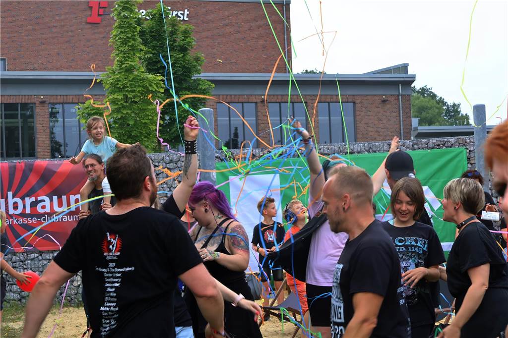 Auch am zweiten Tag (3.8.) des Red Balloon Festivals am Dorstener Leo wurde mit den Bands zusammen gefeiert.