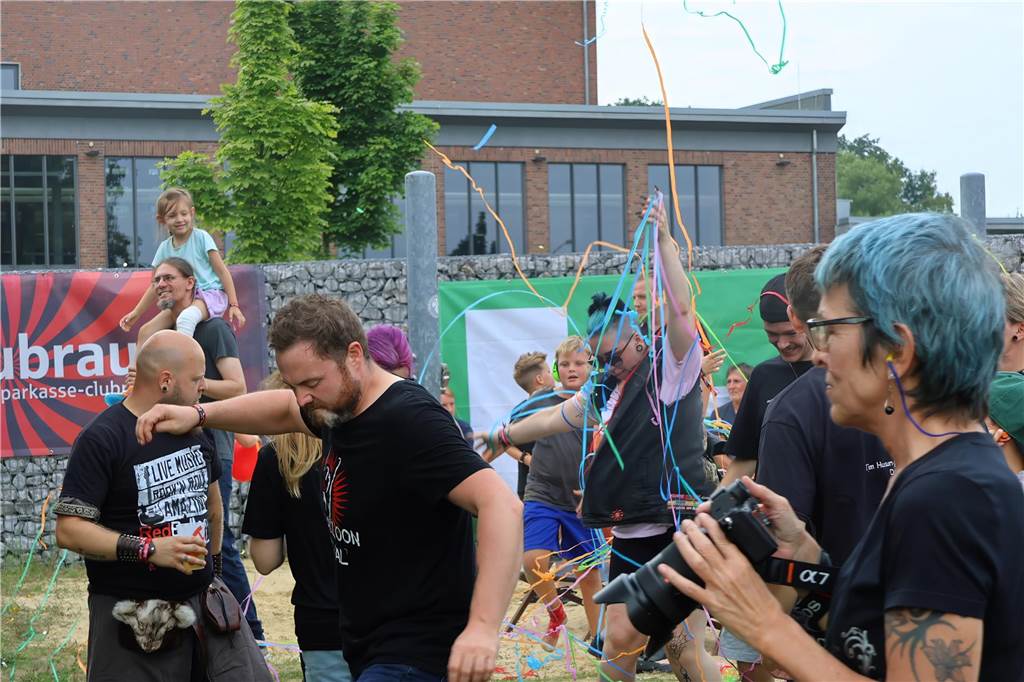 Auch am zweiten Tag (3.8.) des Red Balloon Festivals am Dorstener Leo wurde mit den Bands zusammen gefeiert.
