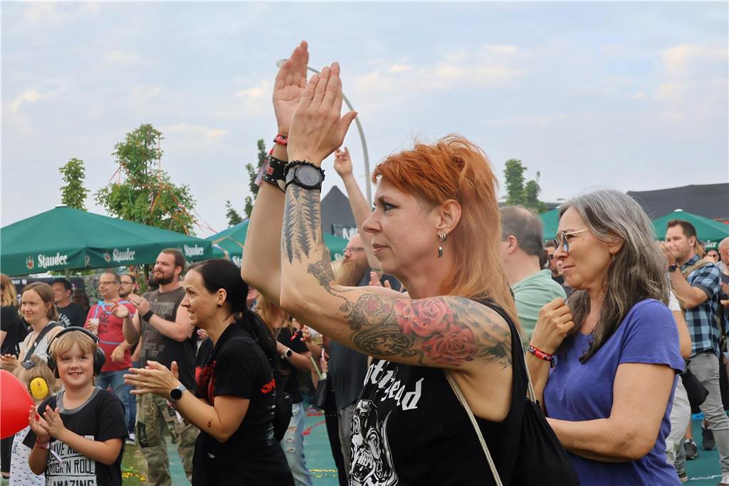 Auch am zweiten Tag (3.8.) des Red Balloon Festivals am Dorstener Leo wurde mit den Bands zusammen gefeiert.