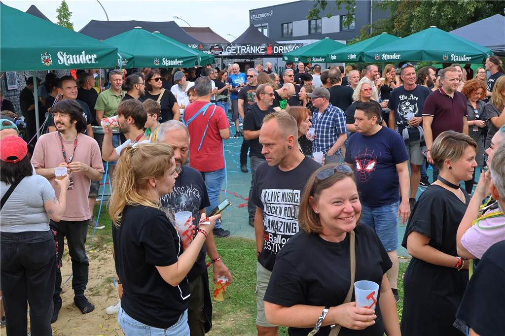 Auch am zweiten Tag (3.8.) des Red Balloon Festivals am Dorstener Leo wurde mit den Bands zusammen gefeiert.