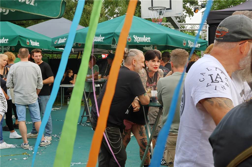 Auch am zweiten Tag (3.8.) des Red Balloon Festivals am Dorstener Leo wurde mit den Bands zusammen gefeiert.