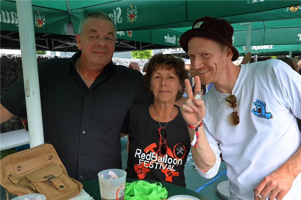 Auch am zweiten Tag (3.8.) des Red Balloon Festivals am Dorstener Leo wurde mit den Bands zusammen gefeiert.