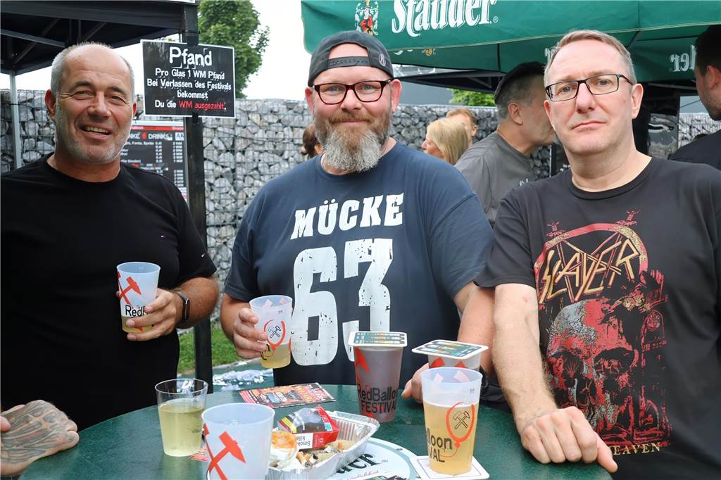Auch am zweiten Tag (3.8.) des Red Balloon Festivals am Dorstener Leo wurde mit den Bands zusammen gefeiert.