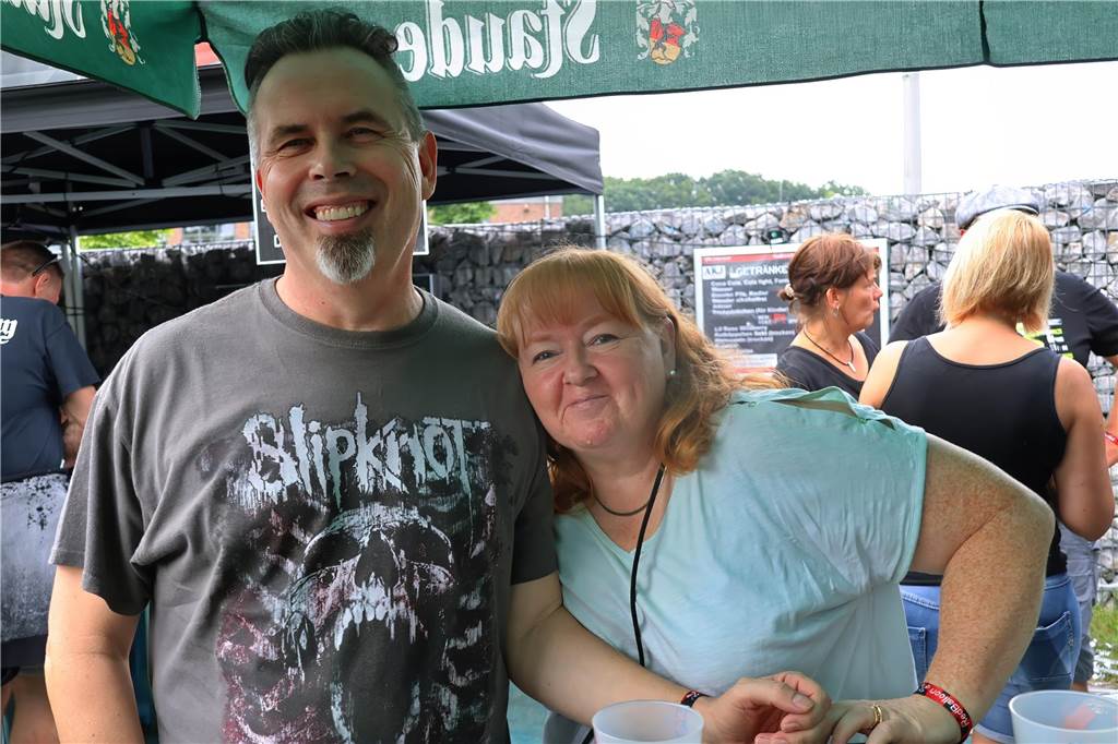 Auch am zweiten Tag (3.8.) des Red Balloon Festivals am Dorstener Leo wurde mit den Bands zusammen gefeiert.