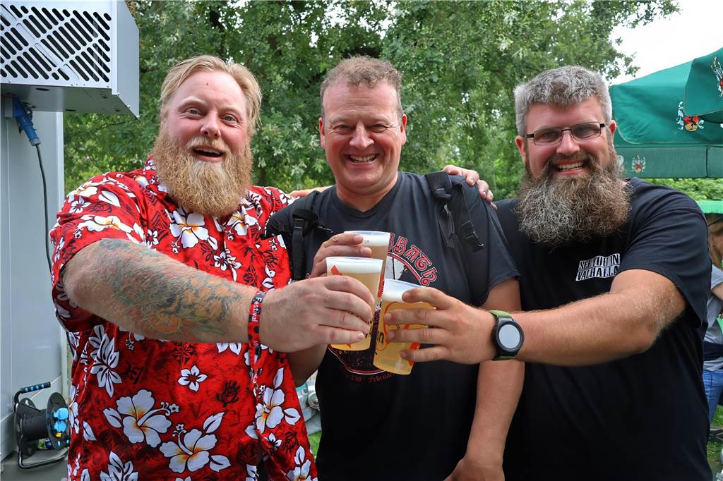 Auch am zweiten Tag (3.8.) des Red Balloon Festivals am Dorstener Leo wurde mit den Bands zusammen gefeiert.