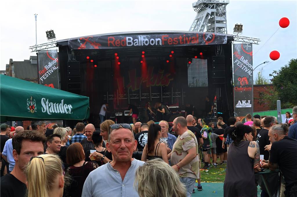 Auch am zweiten Tag (3.8.) des Red Balloon Festivals am Dorstener Leo wurde mit den Bands zusammen gefeiert.
