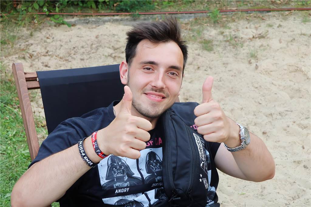 Auch am zweiten Tag (3.8.) des Red Balloon Festivals am Dorstener Leo wurde mit den Bands zusammen gefeiert.