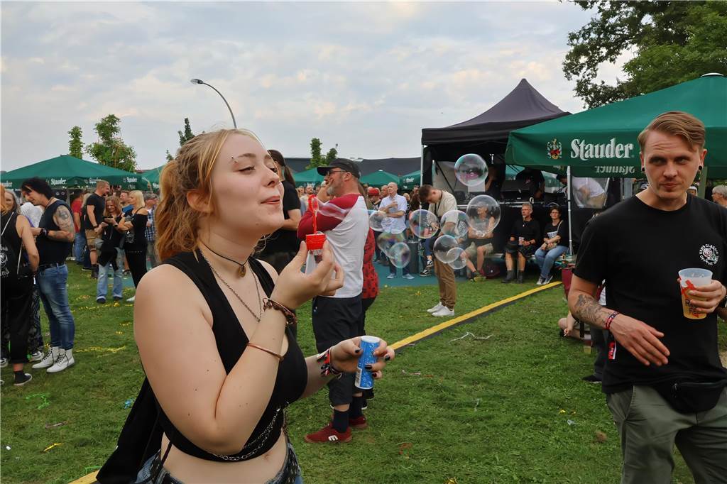 Auch am zweiten Tag (3.8.) des Red Balloon Festivals am Dorstener Leo wurde mit den Bands zusammen gefeiert.