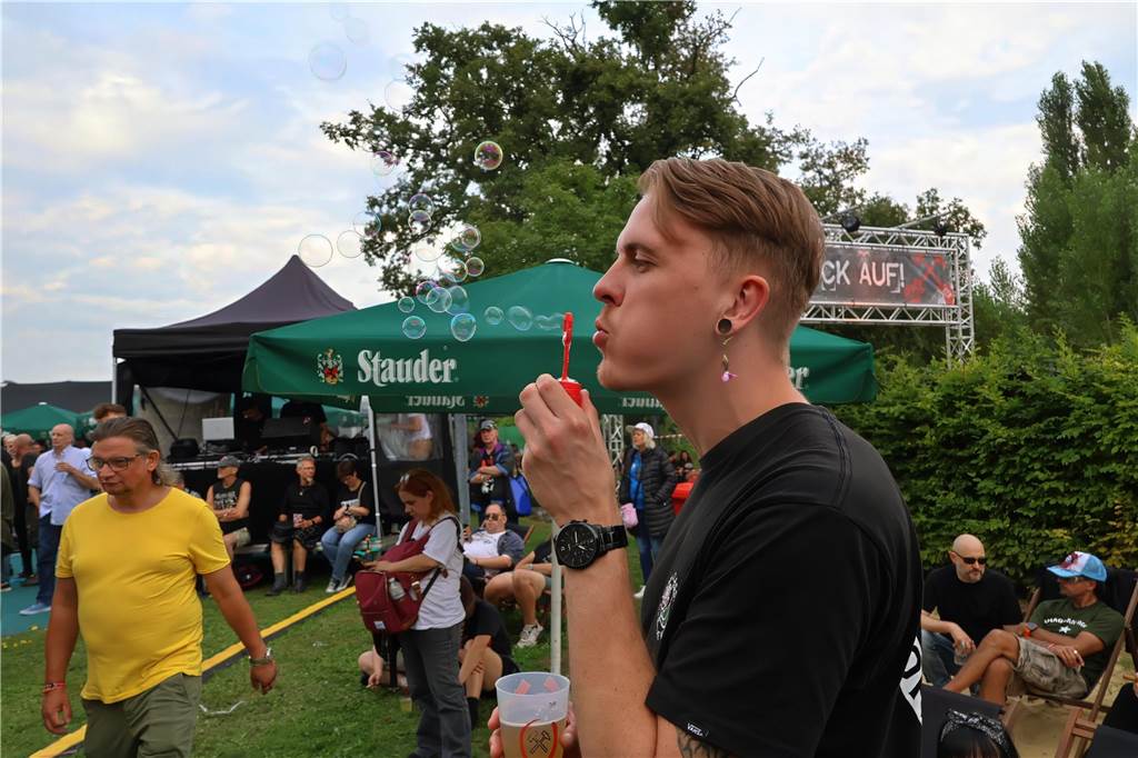Auch am zweiten Tag (3.8.) des Red Balloon Festivals am Dorstener Leo wurde mit den Bands zusammen gefeiert.