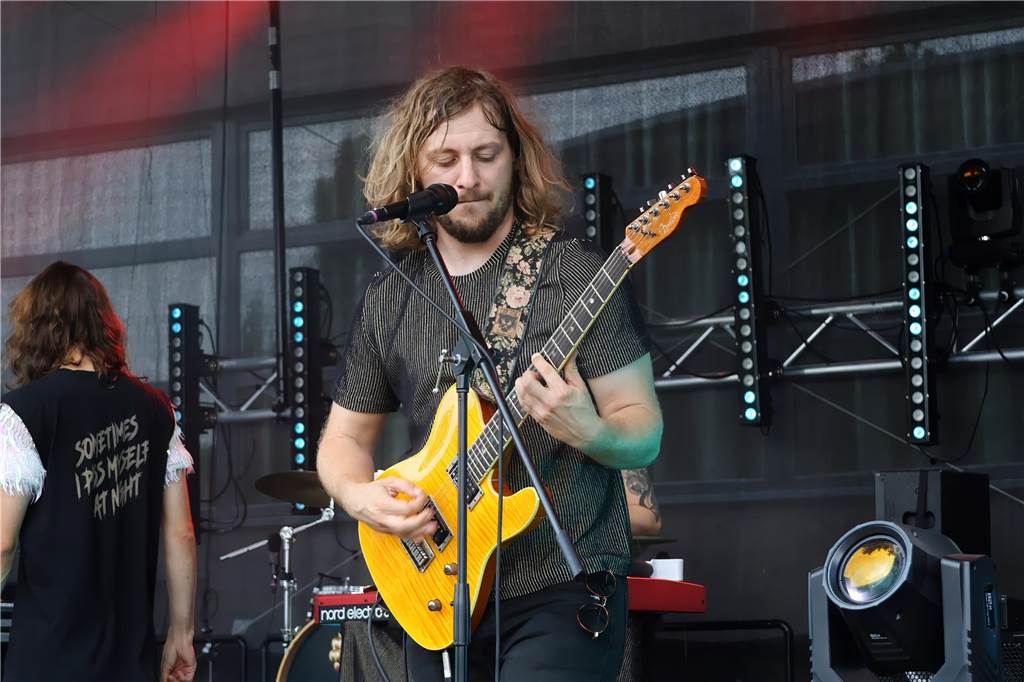 Auch am zweiten Tag (3.8.) des Red Balloon Festivals am Dorstener Leo wurde mit den Bands zusammen gefeiert.