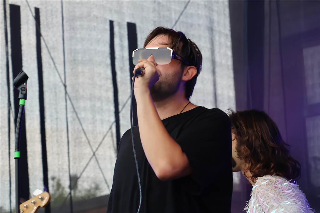 Auch am zweiten Tag (3.8.) des Red Balloon Festivals am Dorstener Leo wurde mit den Bands zusammen gefeiert.