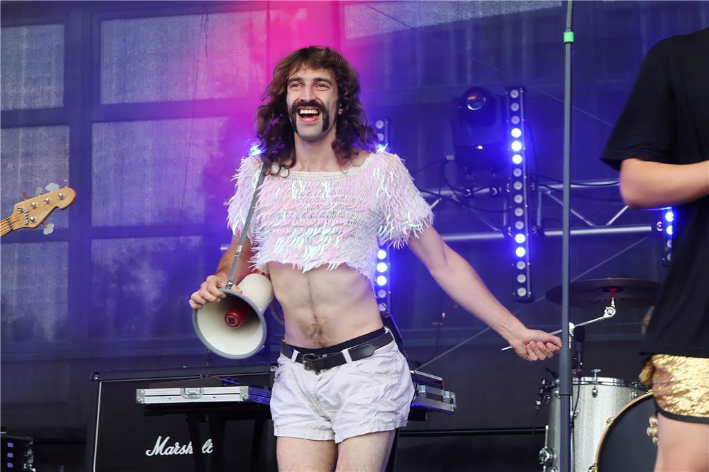 Auch am zweiten Tag (3.8.) des Red Balloon Festivals am Dorstener Leo wurde mit den Bands zusammen gefeiert.