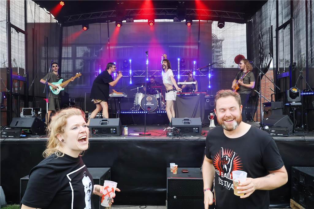 Auch am zweiten Tag (3.8.) des Red Balloon Festivals am Dorstener Leo wurde mit den Bands zusammen gefeiert.