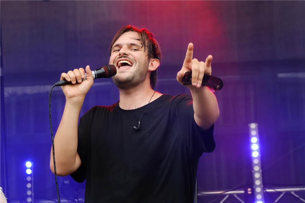 Auch am zweiten Tag (3.8.) des Red Balloon Festivals am Dorstener Leo wurde mit den Bands zusammen gefeiert.