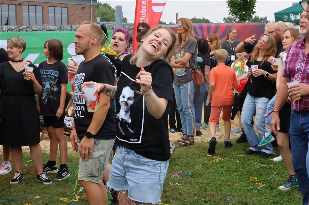 Auch am zweiten Tag (3.8.) des Red Balloon Festivals am Dorstener Leo wurde mit den Bands zusammen gefeiert.