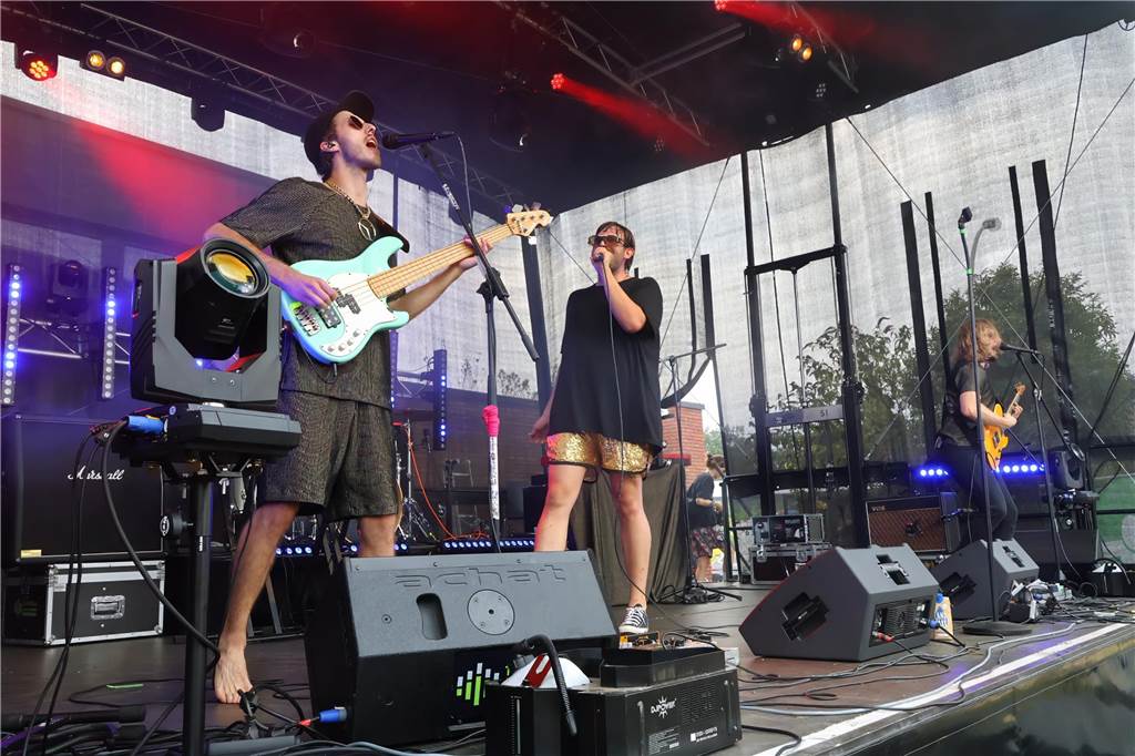 Auch am zweiten Tag (3.8.) des Red Balloon Festivals am Dorstener Leo wurde mit den Bands zusammen gefeiert.