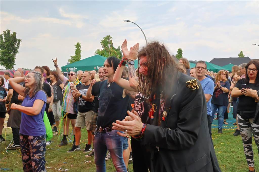 Auch am zweiten Tag (3.8.) des Red Balloon Festivals am Dorstener Leo wurde mit den Bands zusammen gefeiert.