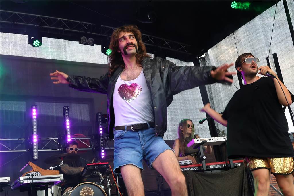 Auch am zweiten Tag (3.8.) des Red Balloon Festivals am Dorstener Leo wurde mit den Bands zusammen gefeiert.